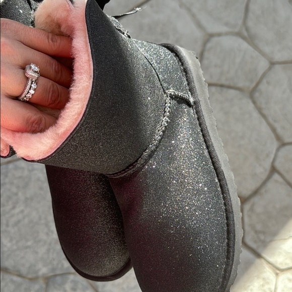 Uggs Black sparkly with a bow tie at the back - Picture 6 of 7